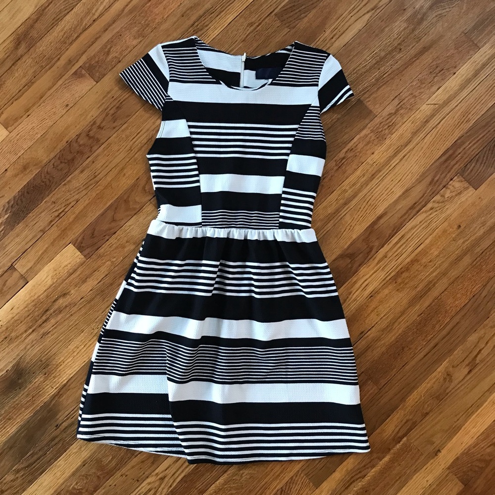 Black / White Striped Dress ▫️▪️